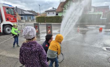 90 Kinder der Volksschule Sierninghofen-Neuzeug erhalten spannende Einblicke ins Feuerwehrwesen