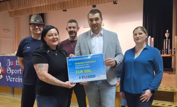 Dominik Steinmayr übergab den Spendenscheck an den Verein Herzblick. (Foto: FPÖ)