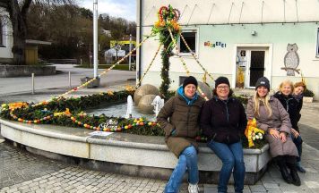Ostergruß am Ortsbrunnen in Dietach