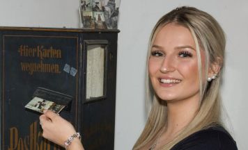 Antiker Postkarten-Automat im Forum Hall zu sehen