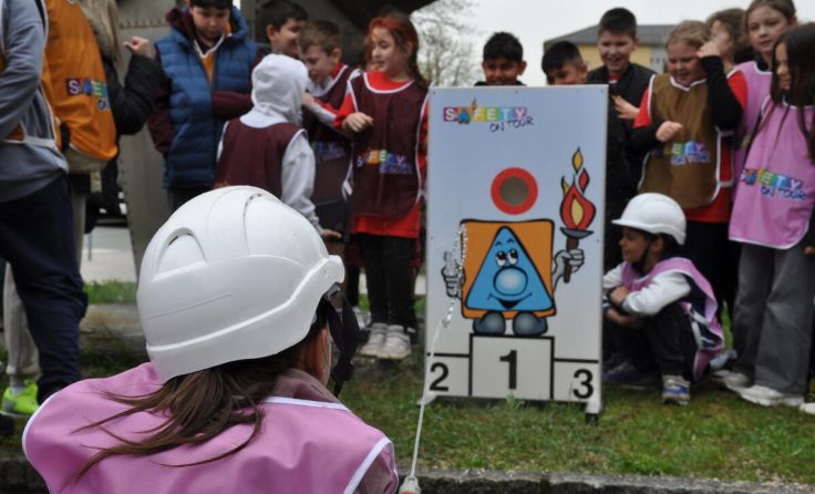 Besonders viel Spaß machte den Schülern der Löschwettbewerb. (Foto: Magistrat Steyr/Presse)