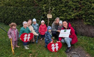 Ein Apfelbaum für die Krabbelstube in der Waldrandsiedlung