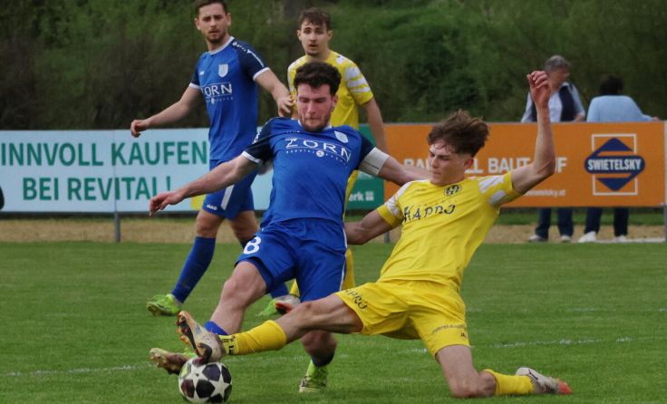 Bad Hall (in Blau) und Haidershofen trennten sich 1:1-Unentschieden. (Foto: Gerhard Hütmeyer)