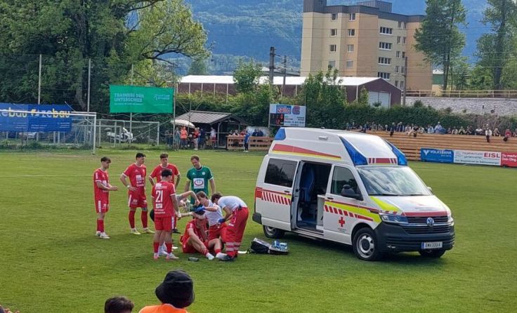 Rettungseinsatz am Fußballplatz in Bad Ischl. (Foto: rh)