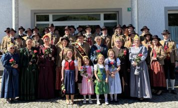 Kleinraminger Goldhaubengruppe beschenkte die Musikkapelle