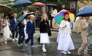 Erstkommunioneinzug in Sierning bei Regen