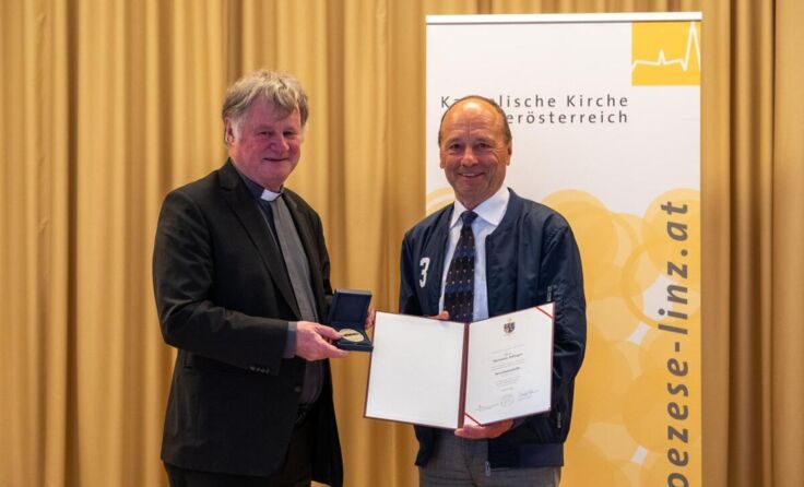 Bischof Manfred Scheuer mit Hermann Infanger (Foto: Diözese Linz/Kienberger)