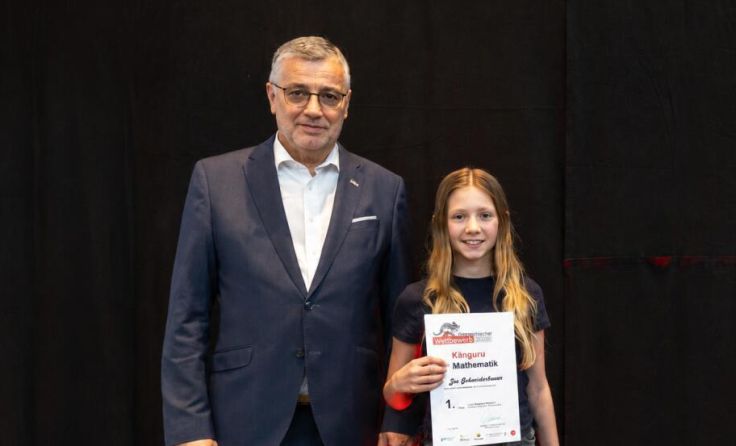Bildungsdirektor Alfred Klampfer gratuliert Zoe Schneiderbauer zum Landessieg. (Foto: Land OÖ)