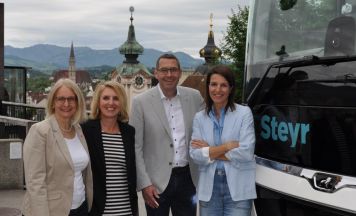 Steyr wird in seinem Außenauftritt deutlich bunter