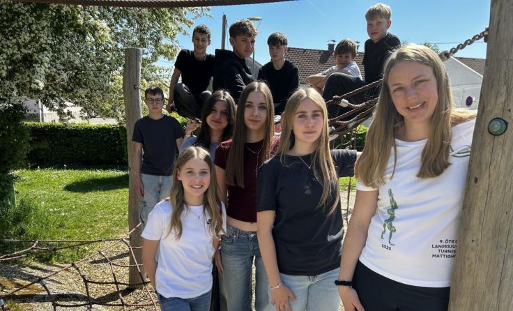 Schüler interviewten ihre Lehrerin Julia Lackinger (rechts). (Foto: MS Bad Hall)