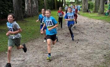 Sportlicher Einsatz trotz Regenwetter beim Parklauf in Kirchdorf