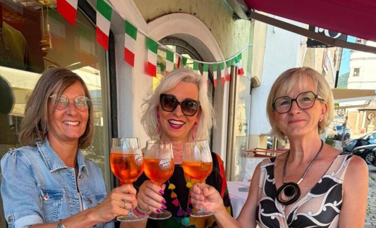 Michaela, Sabine und Maria (von links) von Sabine Mode am Markt in Weyer. (Foto: privat)