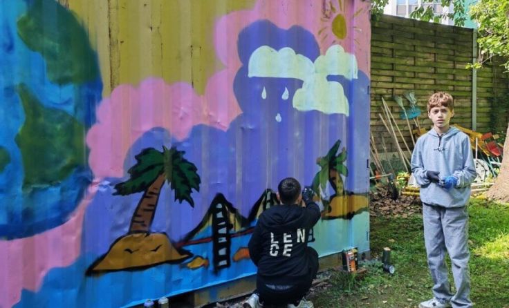 Der bunt gestaltete Container im Schulgarten der MS Tabor. (Foto: Heilbrunner)