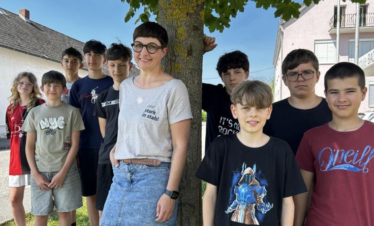 Monika Hartl mit Schülern der 3. Klasse der MS Bad Hall. (Foto: privat)