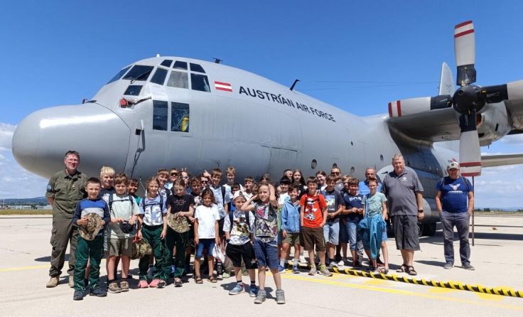 Kinder aus Ried/Traunkreis und Sipbachzell vor der Hercules-Transportmaschine. (Foto: privat)