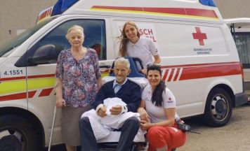 Wunschmobil bringt Steyrer zur Goldenen Hochzeit der Tochter