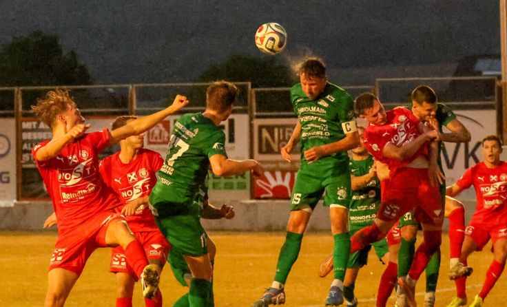 Micheldorf (in Grün) unterlag Mondsee mit 0:1. (Foto: Helmut Dietmaier)