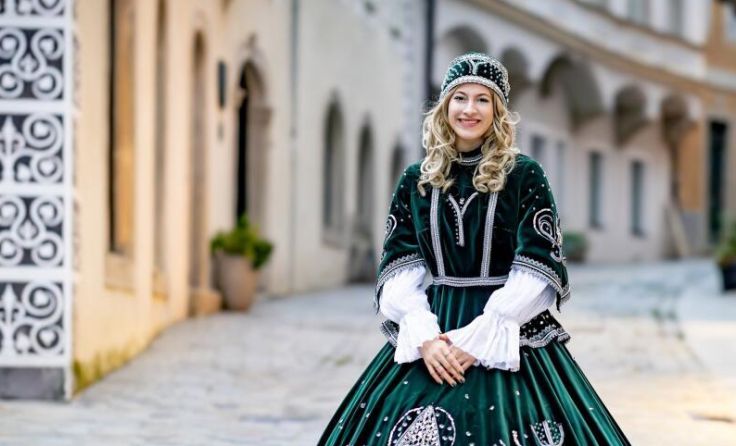 Das Christkindl-Kostüm ist mit 300 Glitzerkristallen versehen. (Foto: Gabor Bota)