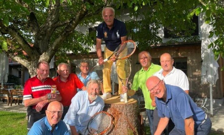 Josef Mayr (Mitte) und die Sierninger Tennis-Legenden. (Foto: privat)