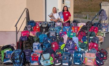 Kinderfreunde sammelten in Steyr fleißig Schultaschen