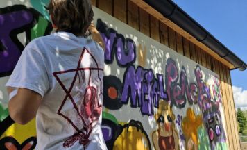 Jugendliche gestalteten Therapiergarten am Klinikum Steyr