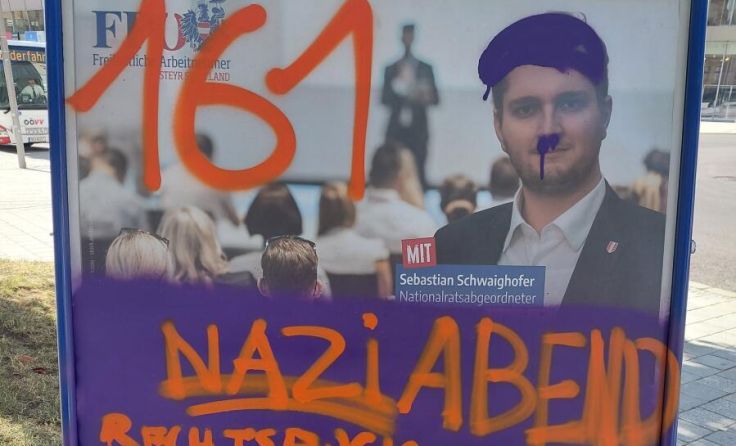 Beschmiertes Plakat vor dem Schwechaterhof in Steyr. (Foto: FPÖ)