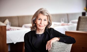 Brita Steinwendtner liest aus ihrem Roman Am Weiher