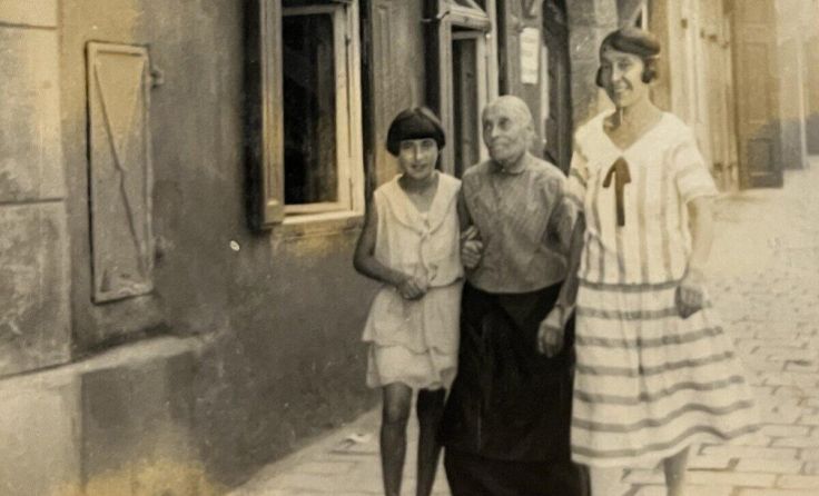 Grete Eisler mit ihrer Mutter Rosa und Großmutter in Steyr im Jahr 1929. (Foto: privat)