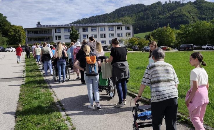 Rollator- und Rollstuhlwanderung in Weyer. (Foto: Franz Haider)
