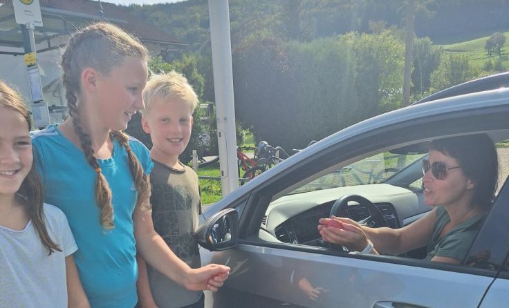 Diese Autofahrerin aus Gaflenz bekam von den Schülern einen Apfel. (Foto: Marktgemeinde Gaflenz)