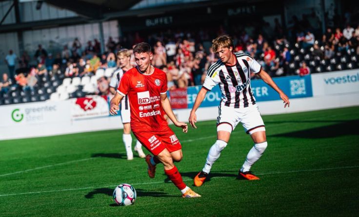 Vorwärts, links Lukas Denk, verlor bei den Lask Amateuren mit 0:1. (Foto: Niklas Hörtenhuber)