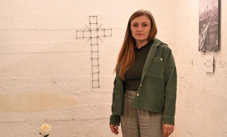 Stefanie Poxrucker im Gedenkraum der Pfarrbaracke (Foto: Diözese Linz)