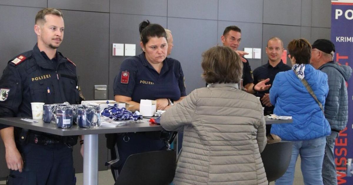 Steyr police in conversation with citizens