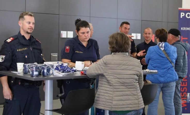 Bürger im Gespräch mit regionalen Polizisten. (Foto: Magistrat Steyr/Presse)