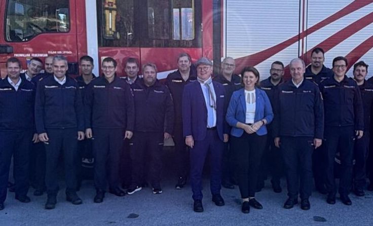 Gruppenfoto vor dem Feuerwehrhaus in Ternberg. (Foto: Land OÖ)