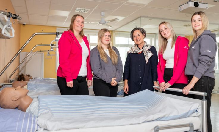 Direktorin Maria Ragl mit Auszubildenden (Foto: OÖG)