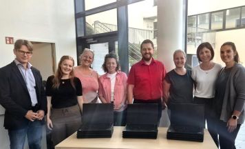 Zwölf Laptops für die Volksschule in Nußbach