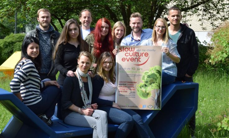 Das „Slow Culture“-Team freut sich auf viele Besucher am JKU-Bibliotheksplatz.
