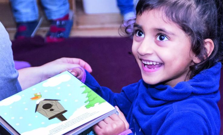 Große Freude über das Buch-Geschenk kurz vor Weihnachten.