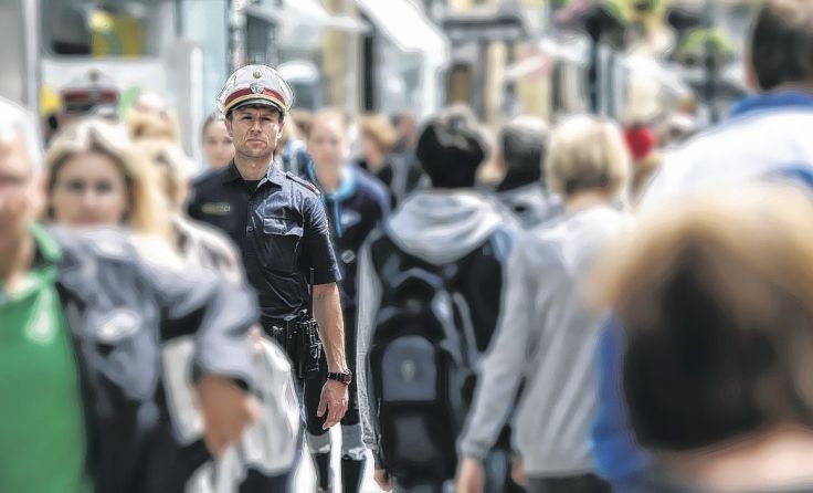 Die Polizei ist in der Innenstadt für Aufklärungsarbeit unterwegs. Foto: Weihbold 