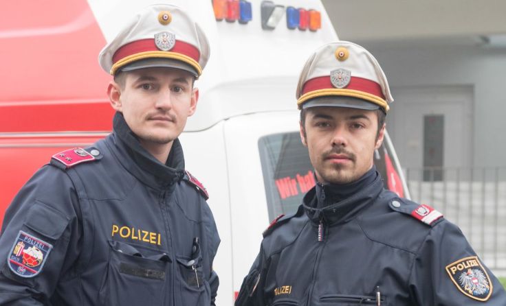 Die Polizeibeamten EM Lukas und Reis Dieter vom Polizeiposten Neue Heimat. Fotos: fotokerschi.at