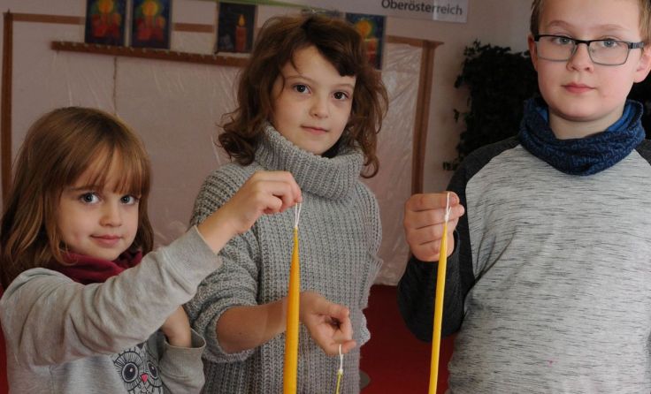 Besonders beliebt ist das Kerzenziehen bei Kindern. Foto: Lebenshilfe Oberösterreich / Petuely 
