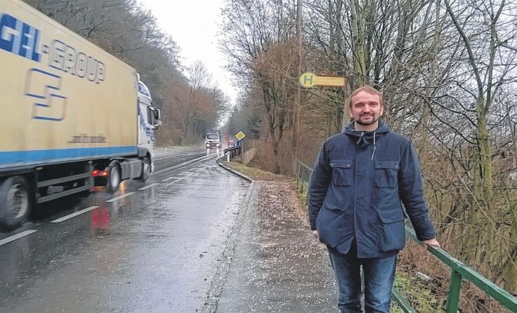 Grün-Gemeinderat Klaus Grininger beim Lokalaugenschein in Pichling.