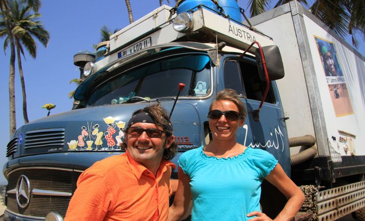 Sabine Buchta und Peter Unfried mit ihrem Oldtimer-Wohnmobil „August der Reisewagen“.