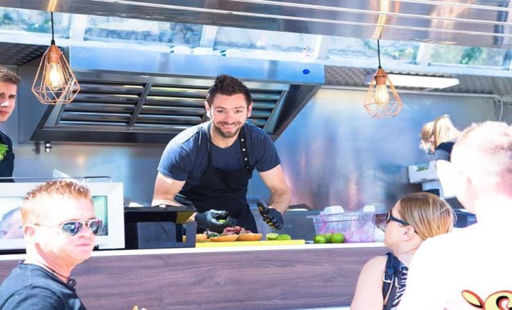 Alexander Janisch wird ab Juni mit seinem Food Truck am Donaustrand Alturfahr starten. 