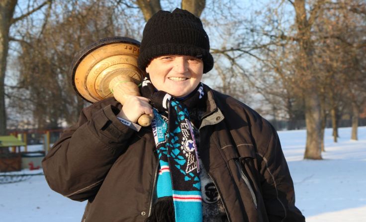 Der Monat DEZEMBER: Sonja beim traditionellen „Bratlschießen“ der Arge für Obdachlose.