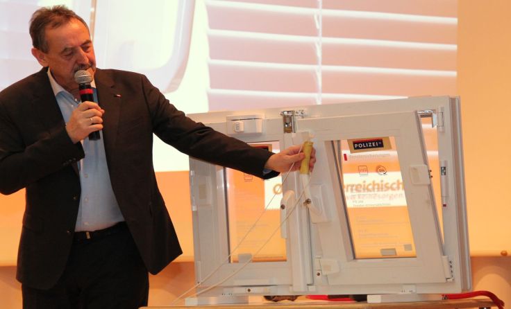 Anton Wachsenegger führte vor, wie schnell man ein gekipptes Fenster „knackt“.