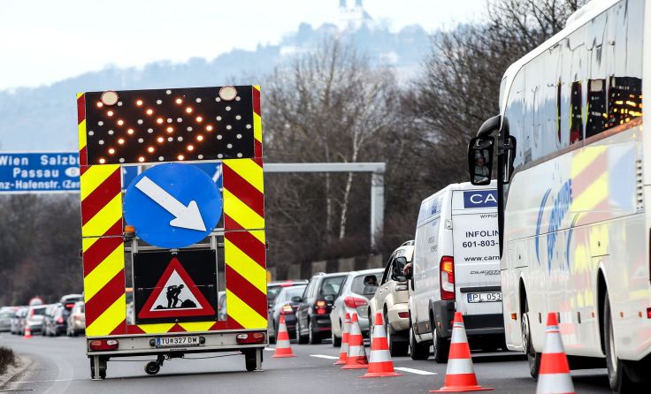 Die Bauarbeiten bei der Voest-Brücke machen sich immer mehr bemerkbar. Fotos: Weihbold