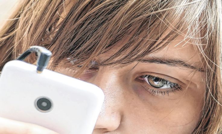 Ablenkung durch Smartphone und Kopfhörer kann gefährlich werden. Foto: Weihbold