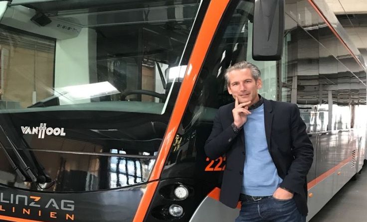 Lorenz Potocnik vor einem der 24 Meter langen neuen O-Busse der Linz Linien. Fotos: Neos